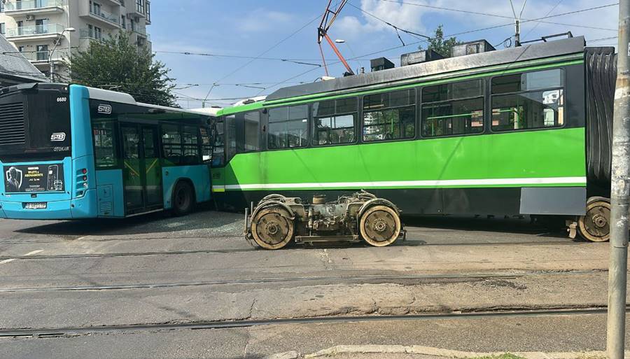 Trafic blocat intr-o intersectie din Bucuresti! Accident grav intre un autobuz si un tramvai